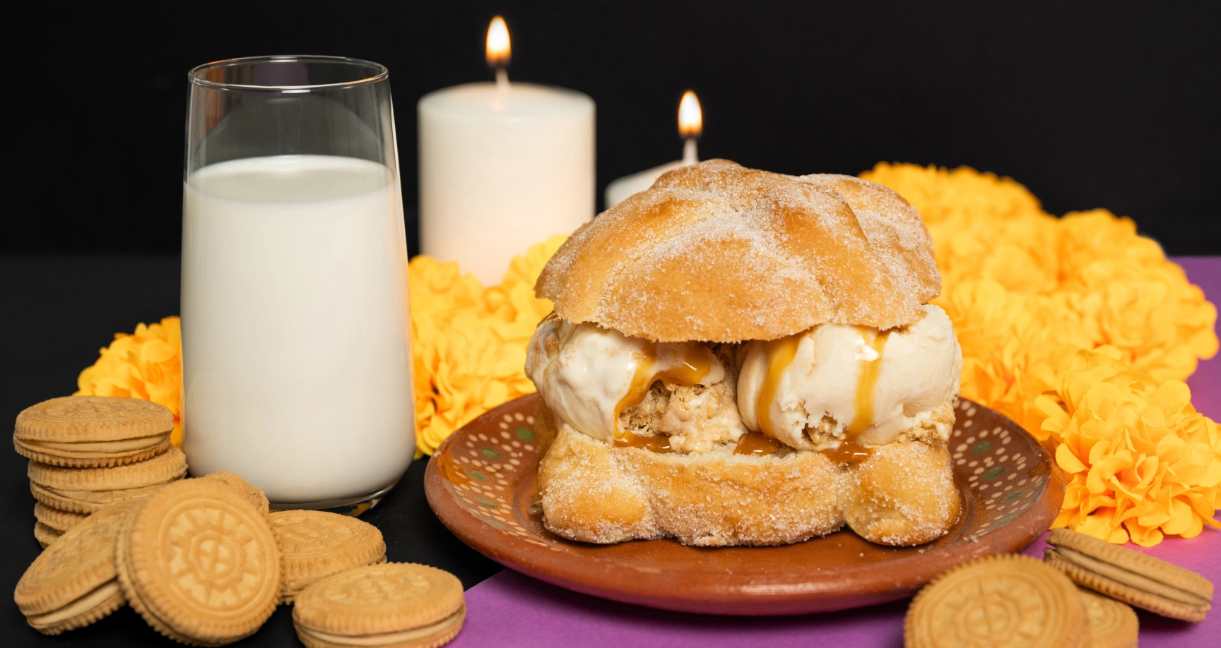 Pan de muerto relleno de helado de galleta de mazapán